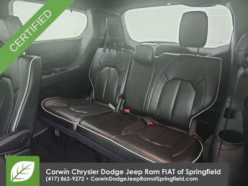 Certified 2025 Chrysler Pacifica Limited image 33