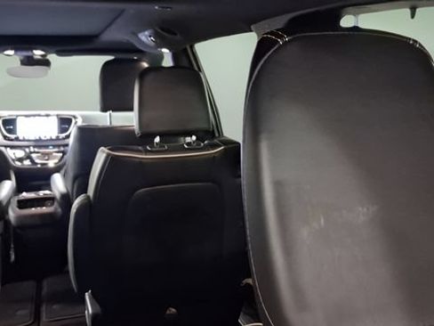 Used 2025 Chrysler Pacifica Limited FWD image 18