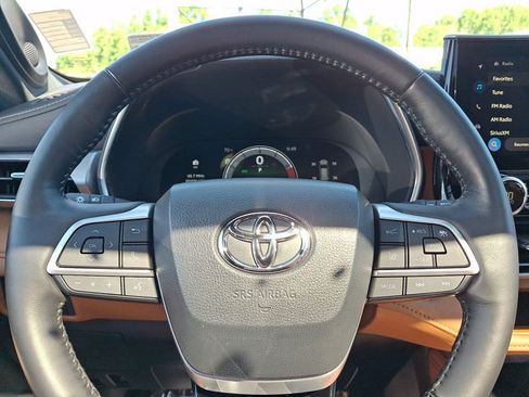 Certified 2024 Toyota Highlander Platinum AWD/4WD image 17