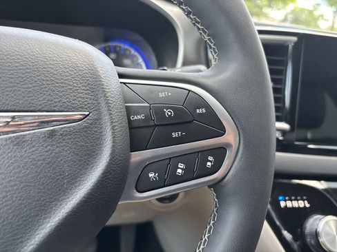 Used 2024 Chrysler Pacifica Touring-L FWD image 10