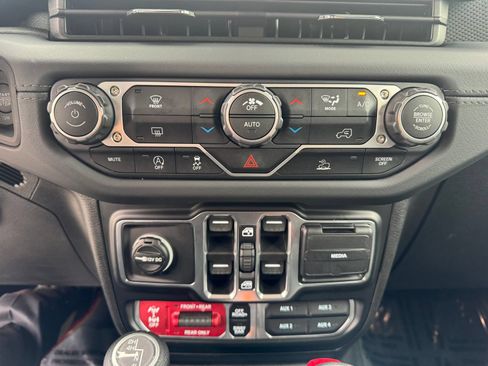Used 2026 Jeep Wrangler Unlimited Rubicon AWD/4WD image 25