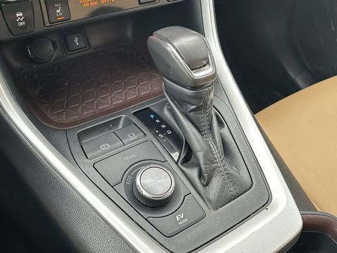 Used 2020 Toyota RAV4 Limited image 15