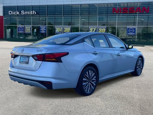 Used 2024 Nissan Altima 2.5 SV image 6