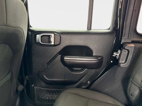 Used 2018 Jeep Wrangler Unlimited Sport S AWD/4WD image 14