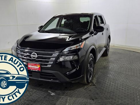 Used 2024 Nissan Rogue SV image 3