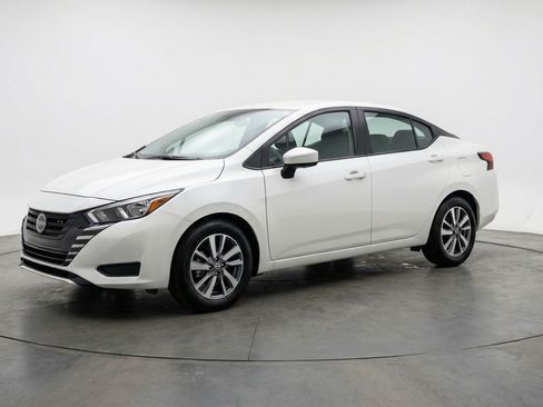 Used 2025 Nissan Versa SV image 3