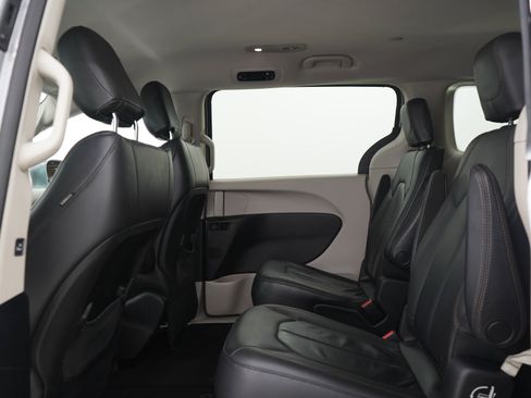 Used 2017 Chrysler Pacifica Touring-L FWD image 21