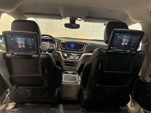 Used 2017 Chrysler Pacifica Touring-L Plus image 28