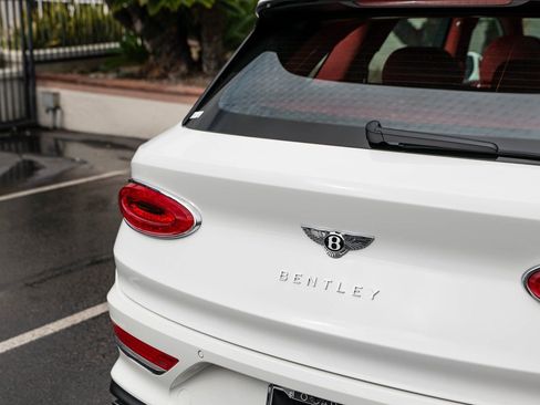 Used 2025 Bentley Bentayga image 37