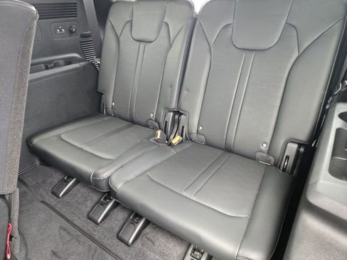 Used 2025 Kia Sorento S image 29