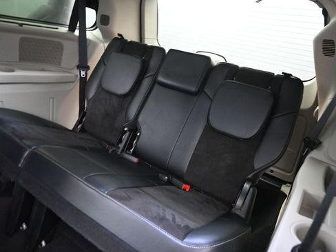 Used 2015 Chrysler Town & Country Limited image 14