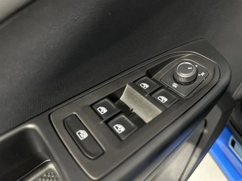 Certified 2025 Volkswagen Taos SE image 31