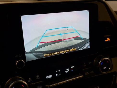 Used 2023 Toyota Highlander XLE AWD/4WD image 13