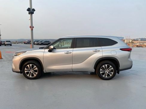 Used 2023 Toyota Highlander XLE AWD/4WD image 5