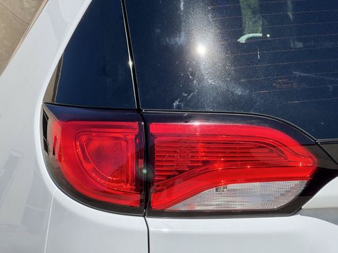 Used 2018 Chrysler Pacifica Touring-L Plus FWD image 12