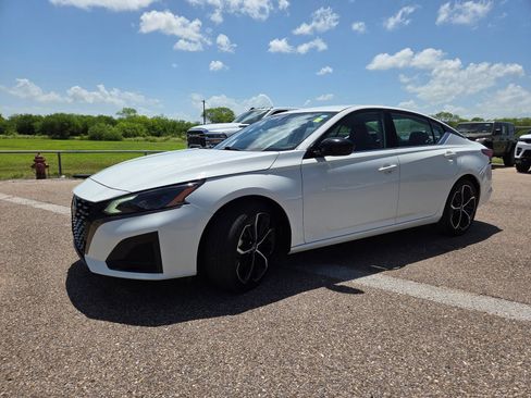 Used 2024 Nissan Altima 2.5 SR FWD image 3