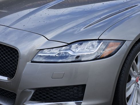 Used 2017 Jaguar XF Prestige image 11