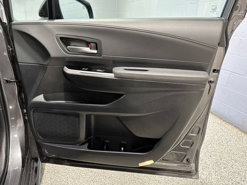 Used 2025 Toyota Sienna Platinum AWD/4WD image 15