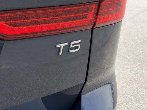 Used 2021 Volvo XC60 T5 Momentum w/ Premium Package FWD image 8