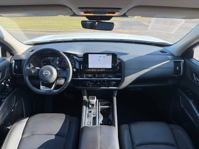 Used 2025 Nissan Pathfinder SL FWD image 10