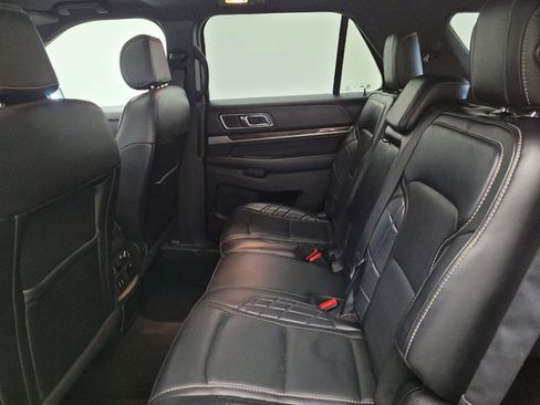 Used 2017 Ford Explorer Platinum image 18