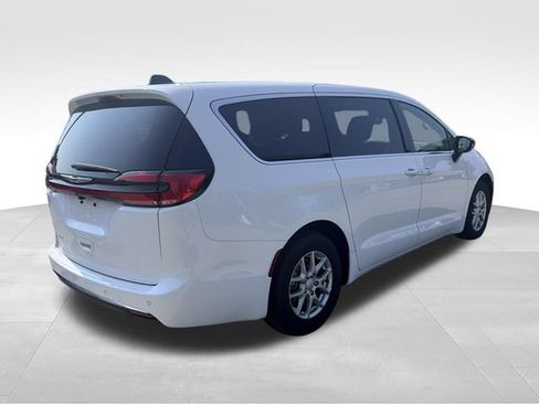 Used 2026 Chrysler Pacifica Select FWD image 5