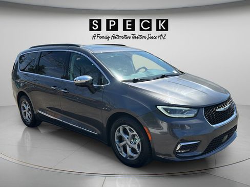 Used 2023 Chrysler Pacifica Limited FWD image 7