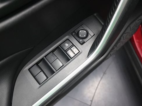 Used 2021 Toyota RAV4 LE AWD/4WD image 18