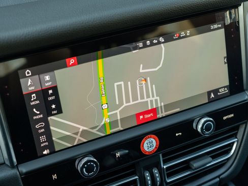 Certified 2026 Porsche Macan image 32