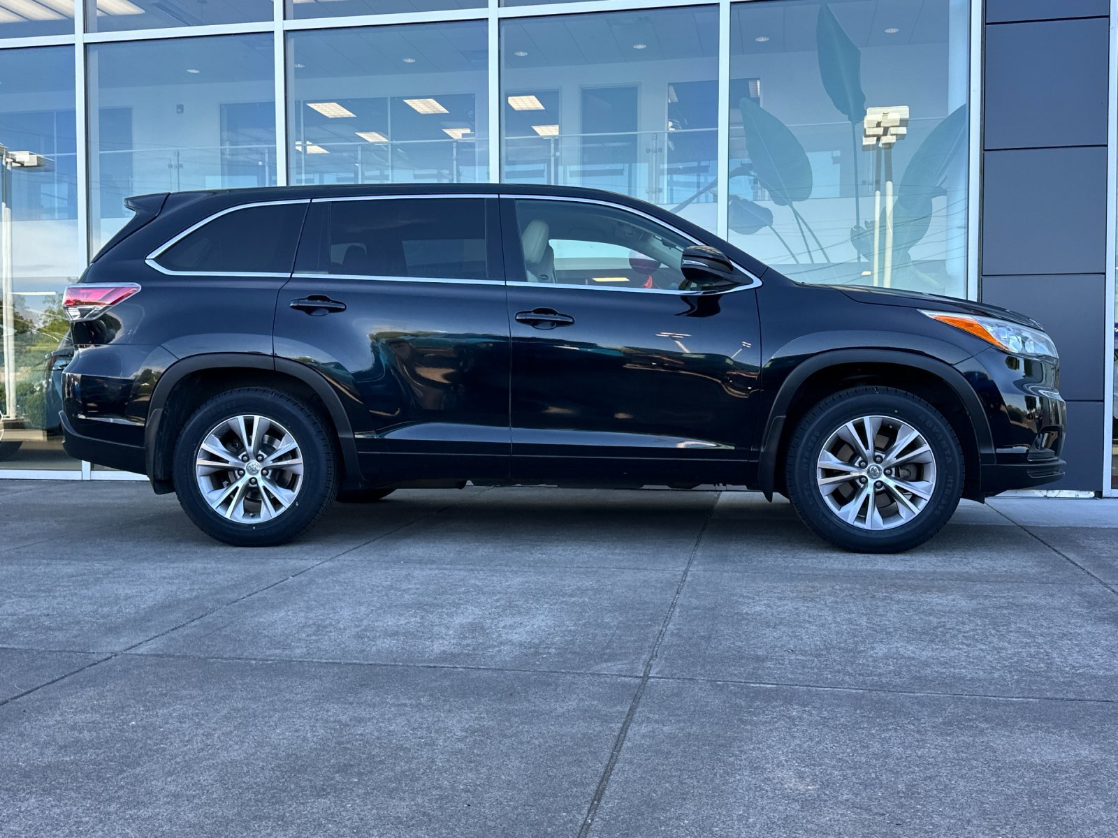 Used 2015 Toyota Highlander Plus AWD/4WD image 3