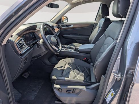 Used 2025 Volkswagen Atlas SE AWD/4WD image 18