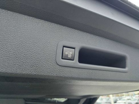 Used 2025 Toyota Sienna Platinum image 19