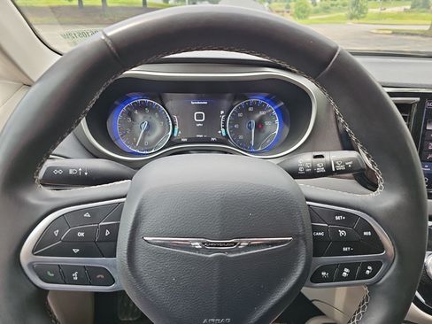 Used 2023 Chrysler Pacifica Touring-L FWD image 22