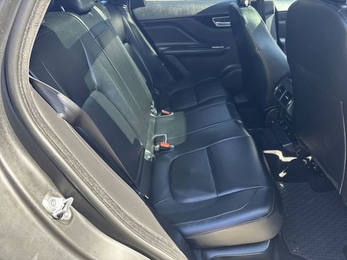 Used 2020 Jaguar F-PACE Premium image 15