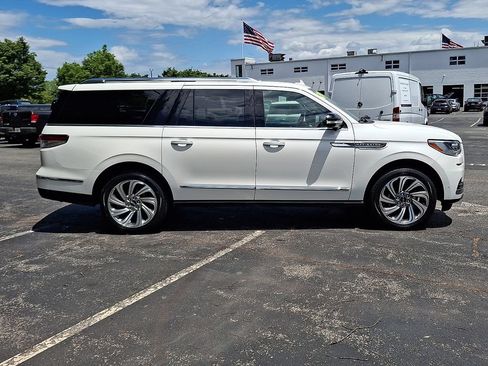 Certified 2024 Lincoln Navigator L Reserve AWD/4WD image 10