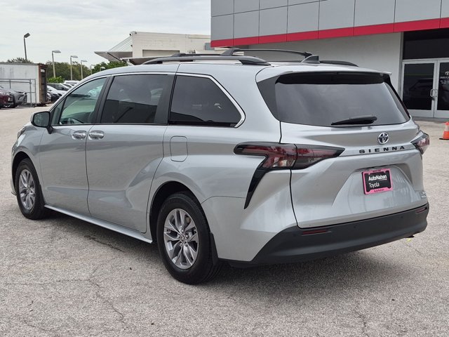 Used 2024 Toyota Sienna XLE FWD image 8