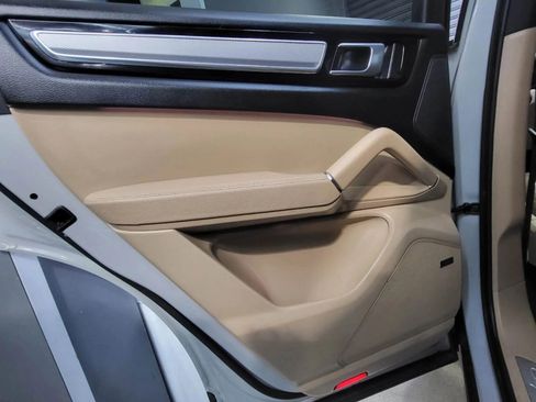 Used 2023 Porsche Cayenne Platinum Edition image 25