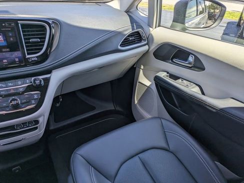 Used 2023 Chrysler Pacifica Touring-L FWD image 20
