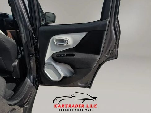 Used 2018 Jeep Renegade Latitude w/ Cold Weather Group FWD image 16