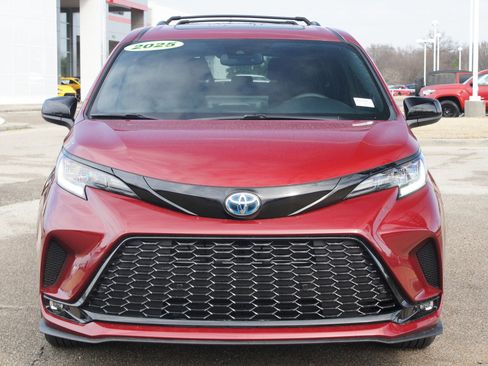 Used 2025 Toyota Sienna XSE w/ XSE Plus Package image 26