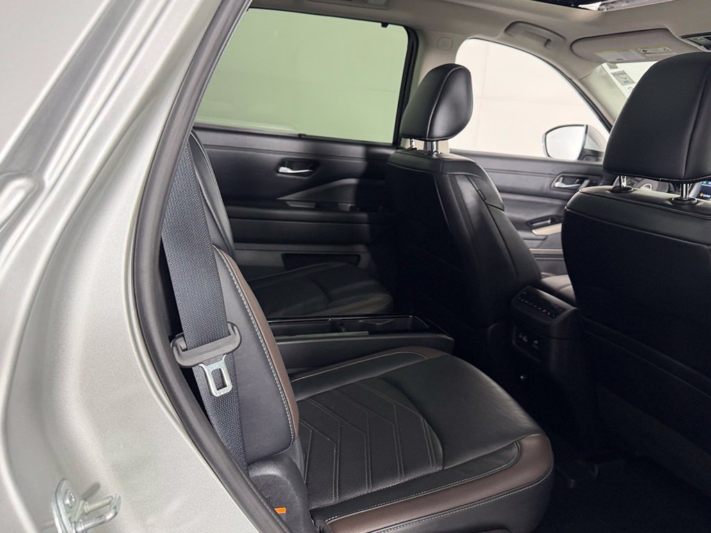 Used 2024 Nissan Pathfinder Platinum AWD/4WD image 30