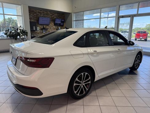 Used 2024 Volkswagen Jetta Sport image 7