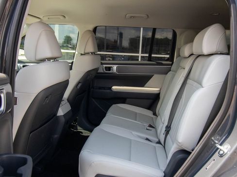 Used 2025 Hyundai Santa Fe SEL FWD image 8