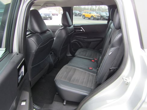 Used 2023 Mitsubishi Outlander SE image 27