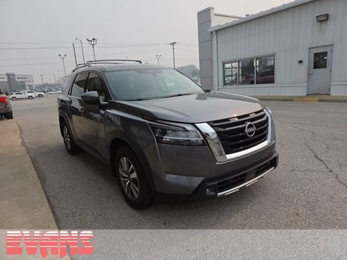Used 2022 Nissan Pathfinder SL AWD/4WD image 1