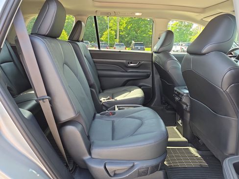 Used 2024 Toyota Grand Highlander Platinum AWD/4WD image 16