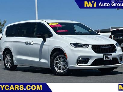 New 2025 Chrysler Pacifica Select