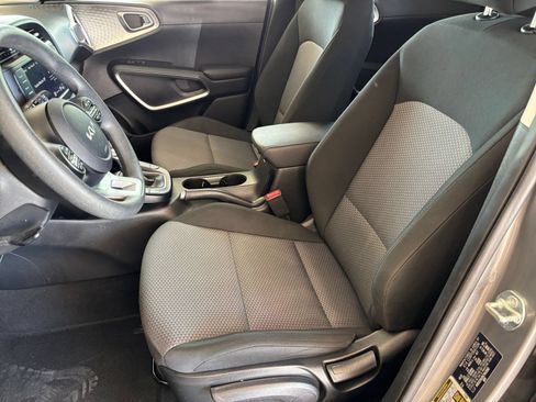 Used 2025 Kia Soul LX w/ LX Technology Package FWD image 24