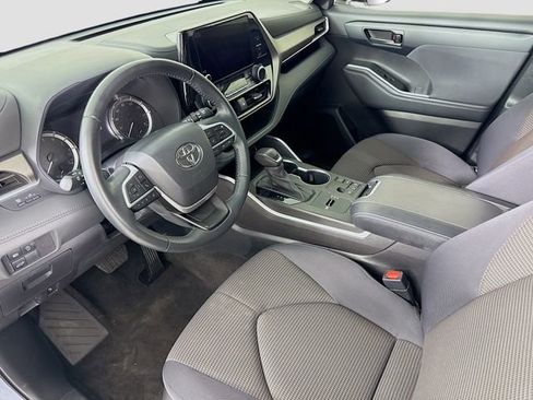 Used 2023 Toyota Highlander LE FWD image 9