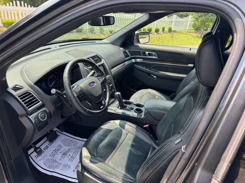 Used 2019 Ford Explorer Limited w/ Class III Trailer Tow Package FWD image 9